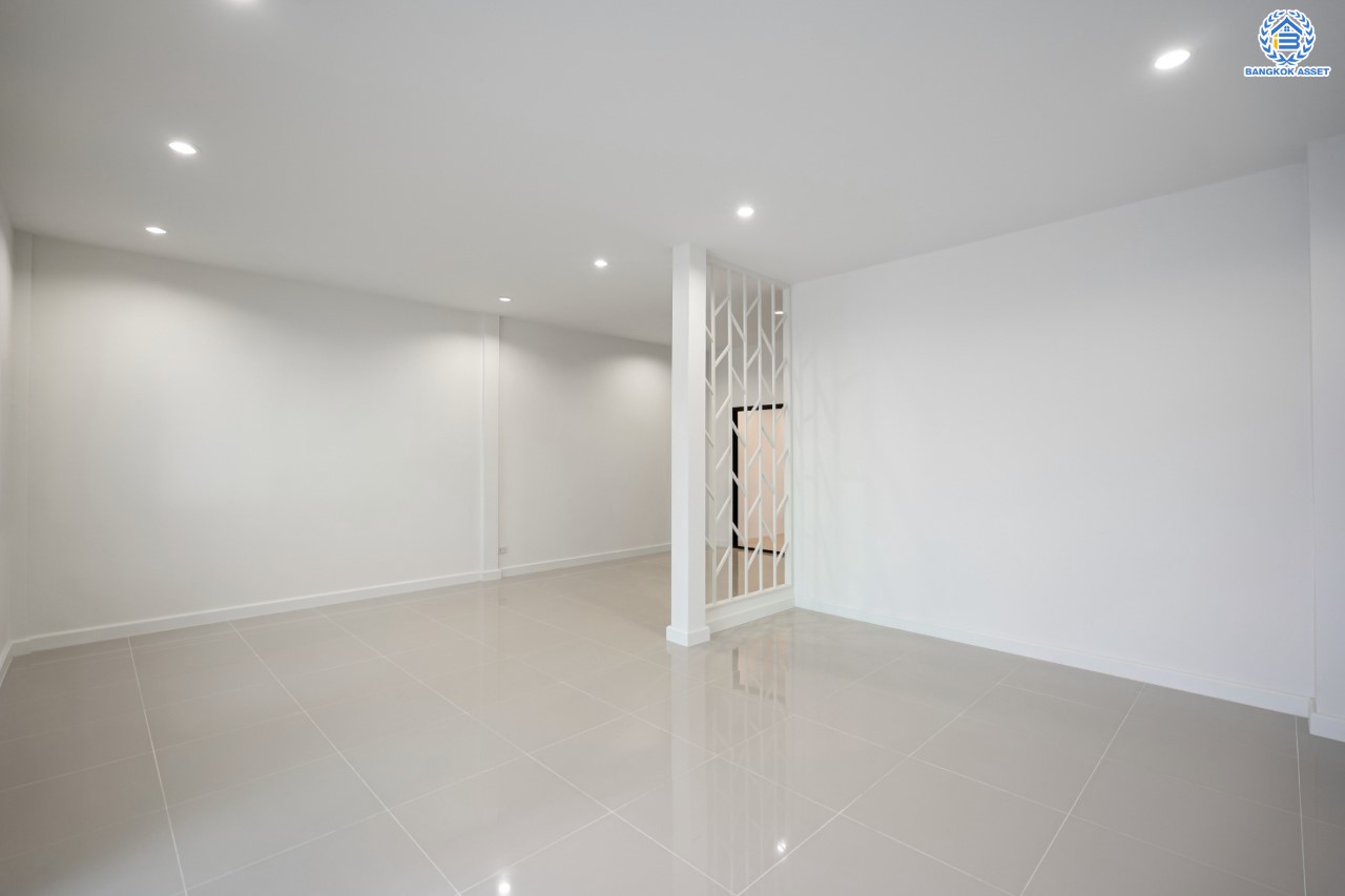 บ้านมือสองตกแต่งใหม่ หน้าโครงการติดรถไฟฟ้า "สถานีไทรม้า"!! ม.ซื่อตรง รัตนาธิเบศร์ ทาวน์เฮ้าส์ หลังใหญ่ เนื้อที่ 26 ตร.ว. ฟังก์ชัน 3 ห้องนอน 2 ห้องน้ำ 1 ที่จอดรถ ทำเลใกล้ เซ็นทรัลรัตนาธิเบศร์ และทางด่วน "งามวงศ์วาน"